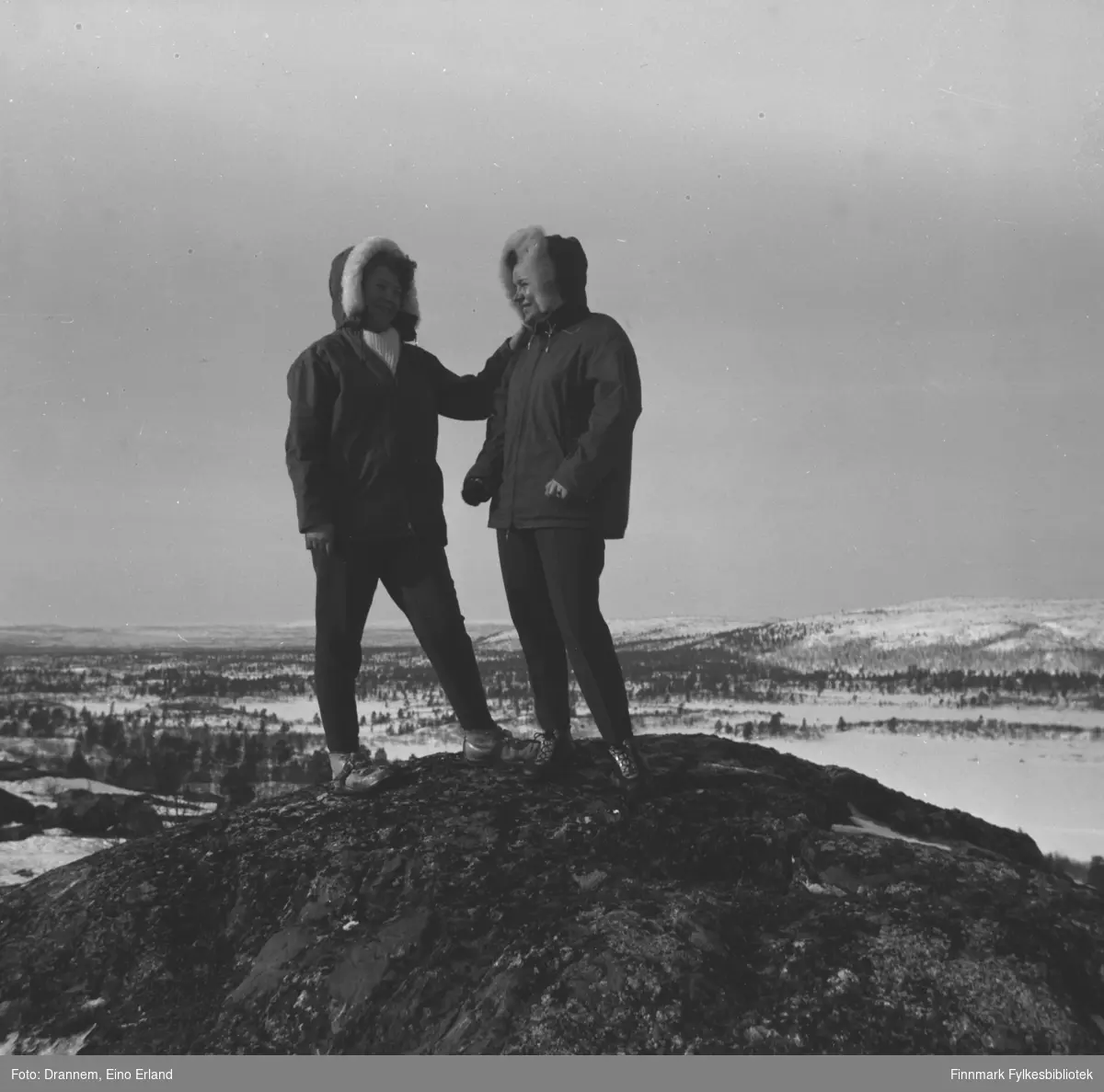 Turid Karikoski og Maija Hoikka (født Gerasimoff) står på en liten fjelltopp i nærheten av Luolajärvi.