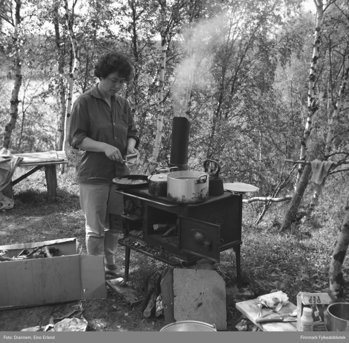 Jenny Drannem lager mat på en ovn som stod ute i Neiden.