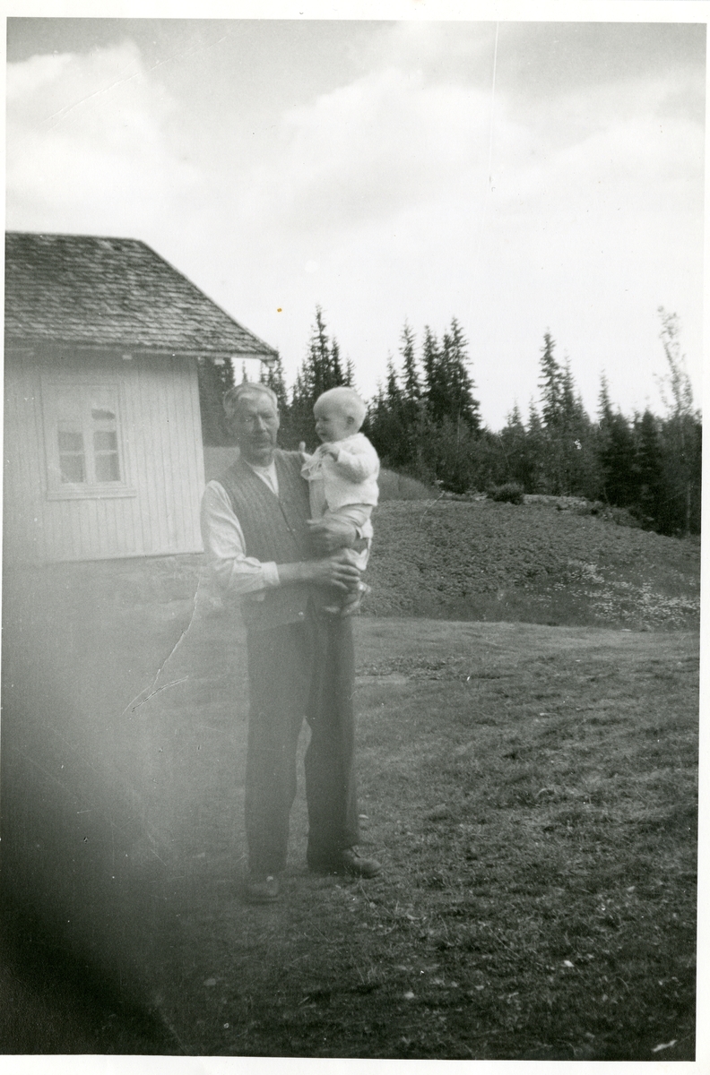 Martin Arneson Brænden med sønnesønnen Arne Gjørud på armen.