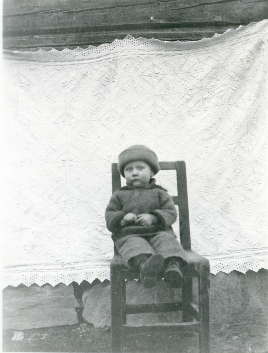 Barnefoto av Ole Haugen. Ca 2-3-årsalderen.