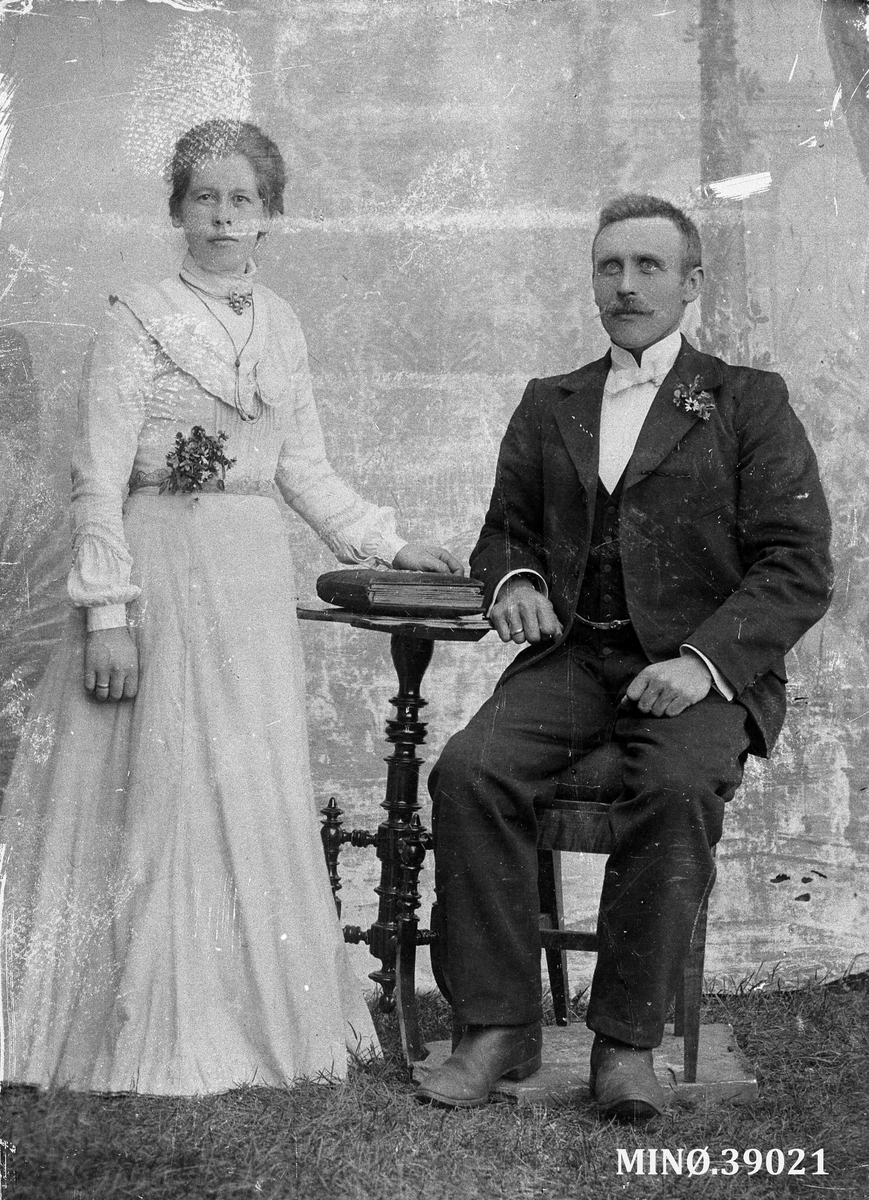 Brudepar. Marie Grimsbu og Jørgen f.. Husom