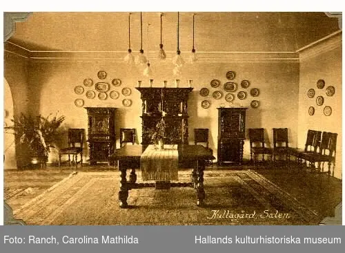 Tre stycken vykort med interiörbilder från Kullagård. Bild 1: från hallen, 2-3: från salen. Från början av 1900-talet.