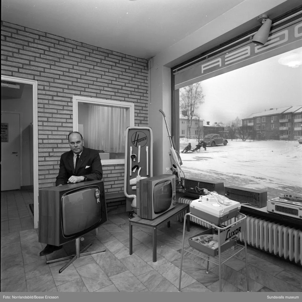 OGEA hushållsmaskine på Fridhemsgatan 80. Interiörbilder från butiken som erbjuder såväl hemelektronik som vitvaror.
