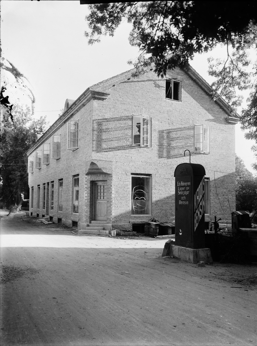 Affärsbyggnad under uppförande, Drottninggatan, Östhammar, Uppland 1927