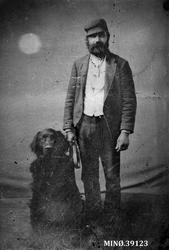 Portrett av mann med hund - Jon (født Framistuen Holen 1830)