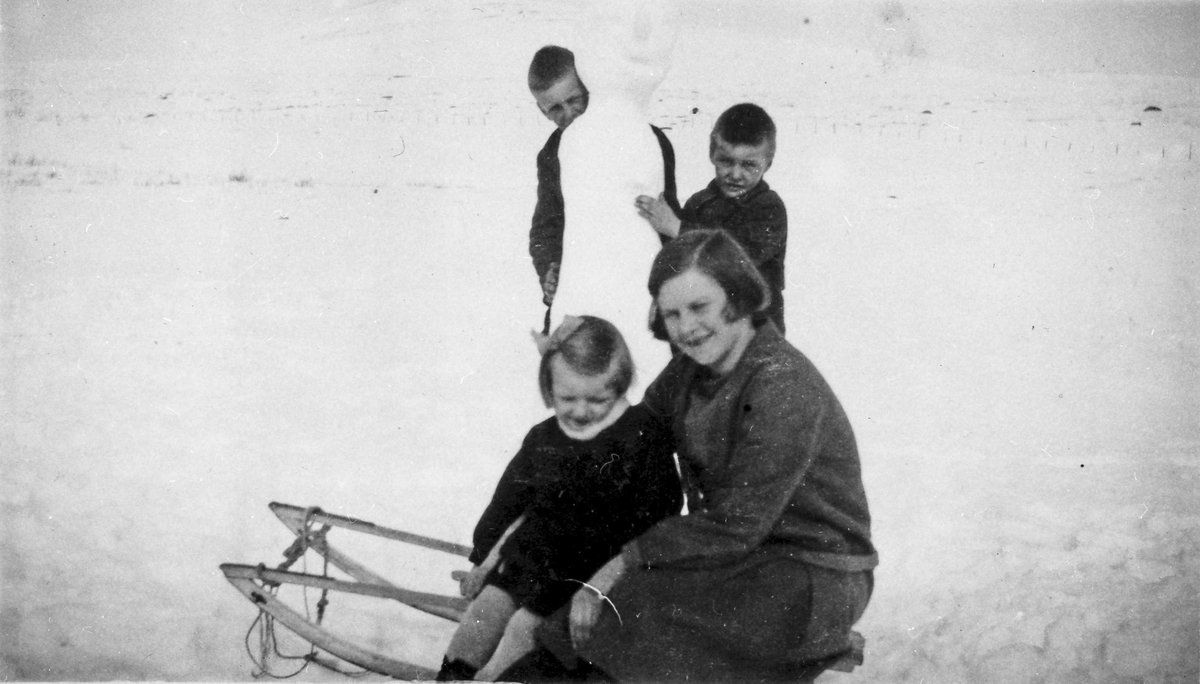 Barn bygger snømann. Inger Hjerkinn, Marie Moseng (foran). Johan Hjerkinn og Lars Hjerkinn (bak)