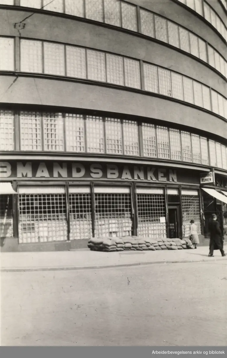 Ole M. Engelsens fotografier fra okkupasjonsårene i Oslo..Viduene sikres i Kjøbmandsbanken. Stortorget/Grensen. April 1940.