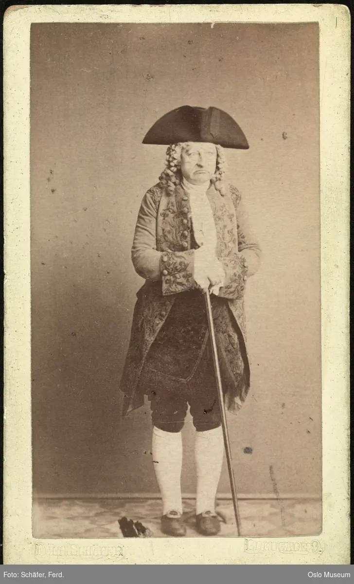 portrett, mann, skuespiller, rollebilde, Jenronimus i "Erasmus Montanus" på Det kongelige teater, stående helfigur, kostyme