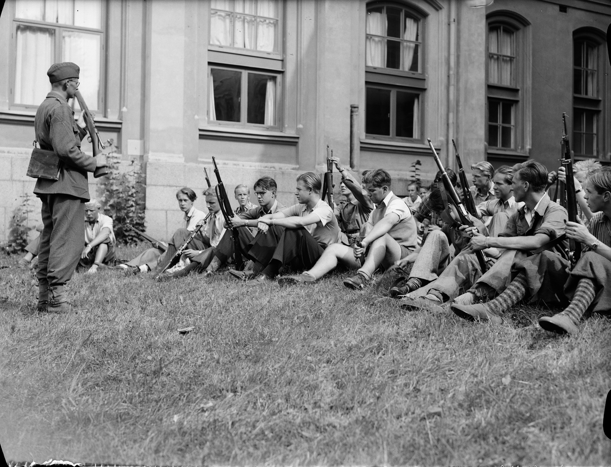 Elever vid Högre Allmänna Läroverket övar med gevär, Skolgatan 2