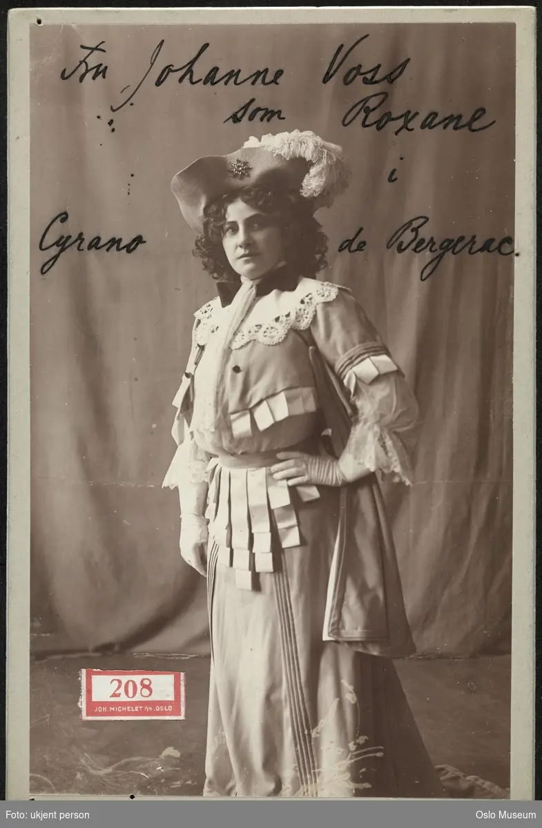 portrett, kvinne, skuespillerinne, rollebilde, Roxane i "Cyrano de Bergerac" på Nationaltheatret, stående helfigur, kostyme