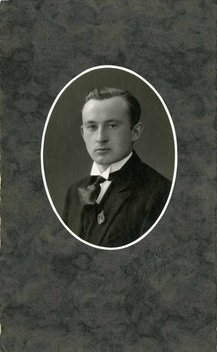 Portrett av Ivar Islandsmoen. Bildet er tatt ca 1924.