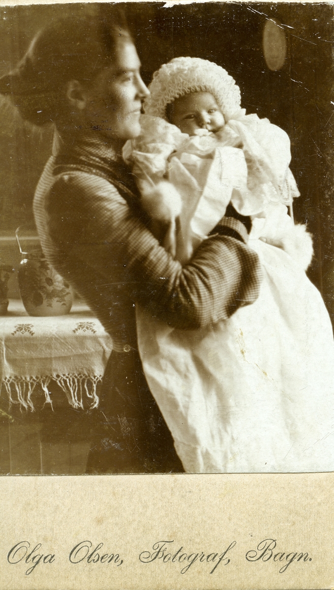 Berte Marie Olsdatter Grøv sammen med sin datter Ingebjørg Islandsmoen. Kone og datter til Hans Islandsmoen. Bildet er tatt 1905.