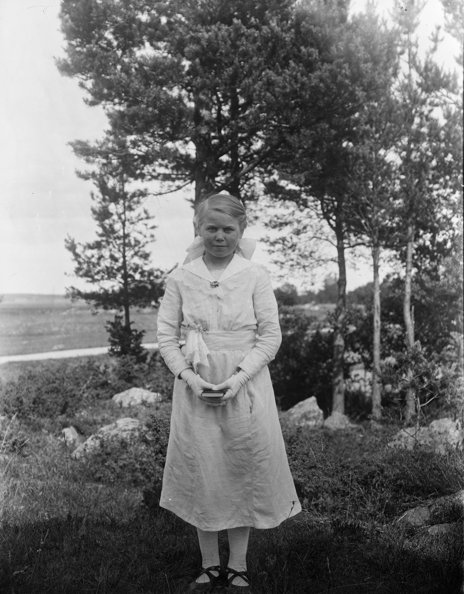 "Läsflicka, Söderströms dotter, Heby, Fjärdhundra", vid Tuna, Simtuna socken, Uppland 1918