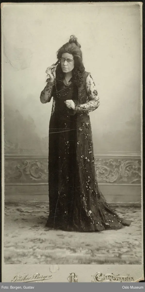 portrett, kvinne, skuespillerinne, rollebilde, Lisinka Lenner i "Aino" på Nationaltheatret, stående helfigur, kostyme