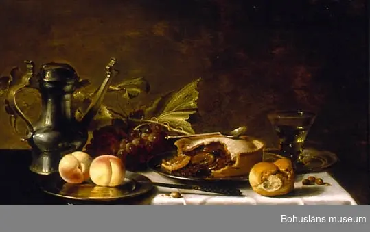 Dukat bord med frukter, pastej, nötter, tennkanna, tennfat, remmare och linneduk