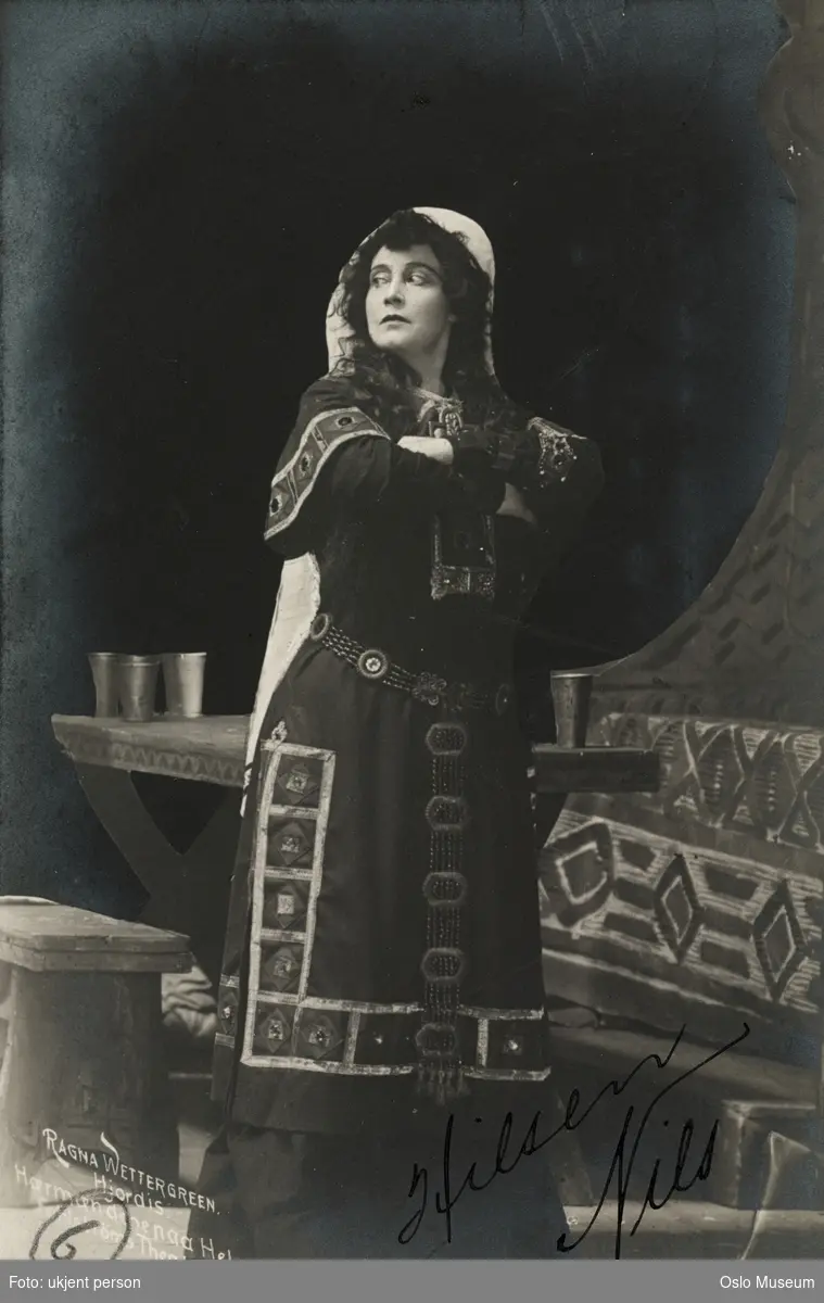 portrett, kvinne, skuespillerinne, rollebilde, Hjørdis i "Hærmændene på Helgeland" på Fahlströms Theater, stående helfigur, kostyme
