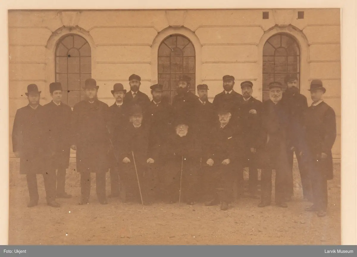 Tollpersonalet i Larvik, som utførte tjeneste ved den gamle Toldboden ved Skottebrygga og og som flyttet til den nye Toldbod 24. november 1888.