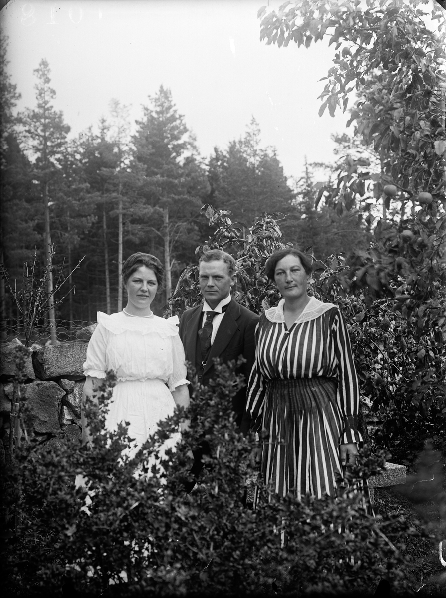 "Emilia och Sigrid Härner med kavaljer", Stora Härnevi, Härnevi socken, Uppland 1918
