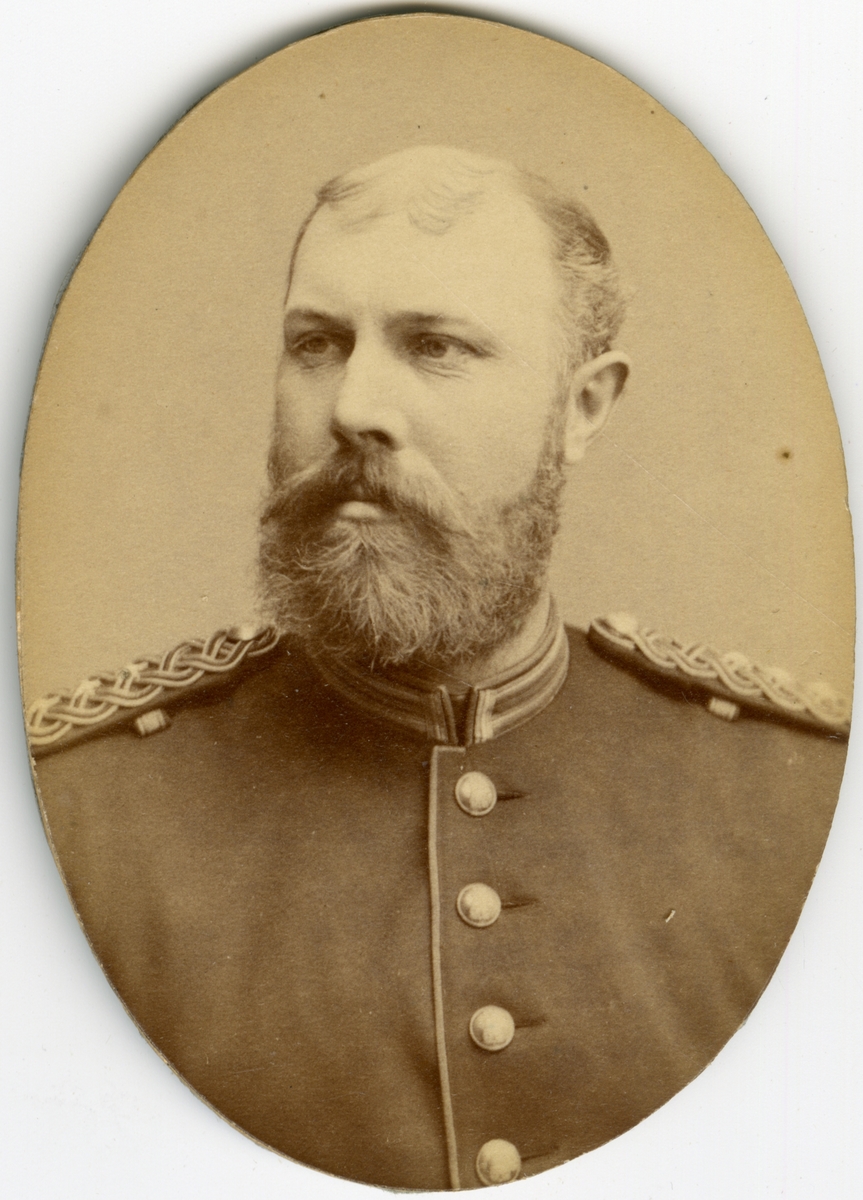 Porträtt av David Fabian Gustaf Adolf Ohlson, kapten vid Jönköpings regemente I 12.
Se även AMA.0008207, AMA.0008213, AMA.0008223, AMA.0009525 och AMA.0008228.

Gustaf Adolf Ohlson är känd som uppfinnare av olletröjan.
