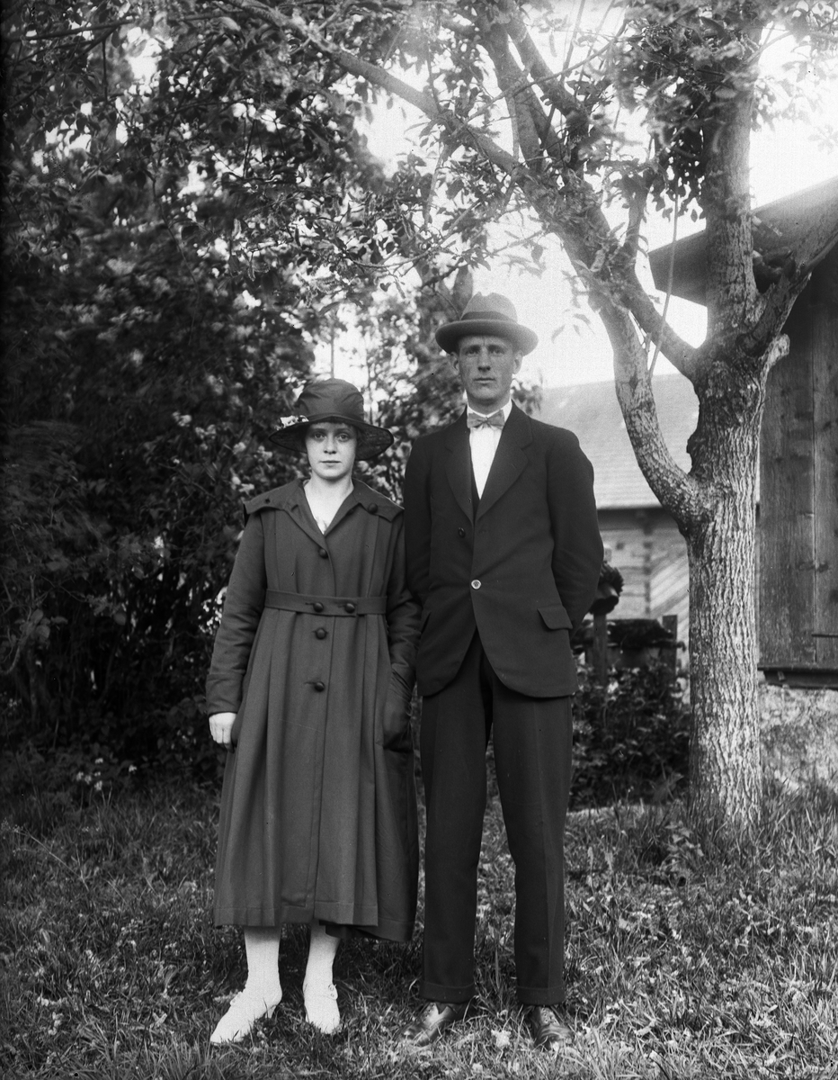 "Gunnar Karlkvist Stockholm och Greta Anderson med kappan", Sävasta, Altuna socken, Uppland 1919