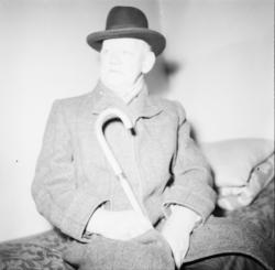 Vardens arkiv. "Morn Einar Hansen"  27.02.1954