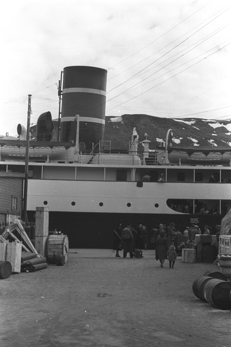 Gjenreisning. Dampskipskaia med DS "Sigurd Jarl" og passagerer. Antatt Tromsø. 1946/47.