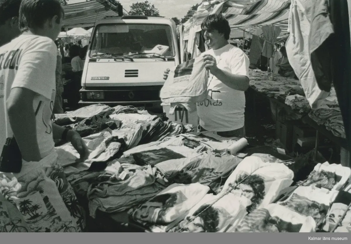 Algutsrums marknad juni 1990. En man säljer kläder.