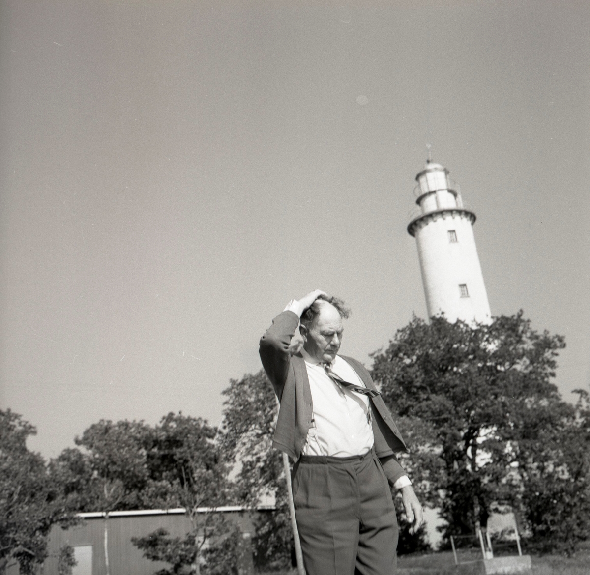 Fyrmästare Samuelsson, Ölands norra udde 11/9 1960, i bakgrunden fyren Långe Erik.