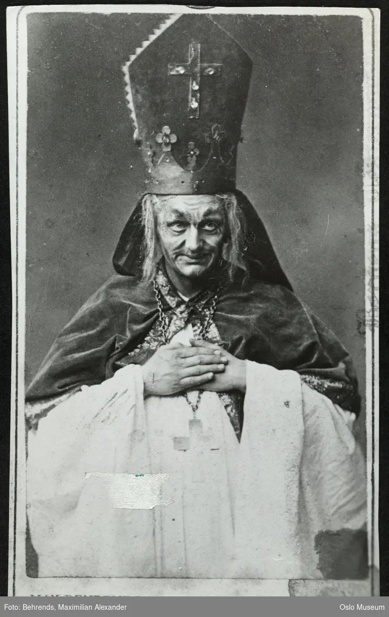 portrett, mann, skuespiller, rollebilde, Bisp Nikolas i "Kongsemnerne" på Den Nationale Scene, halvfigur, kostyme