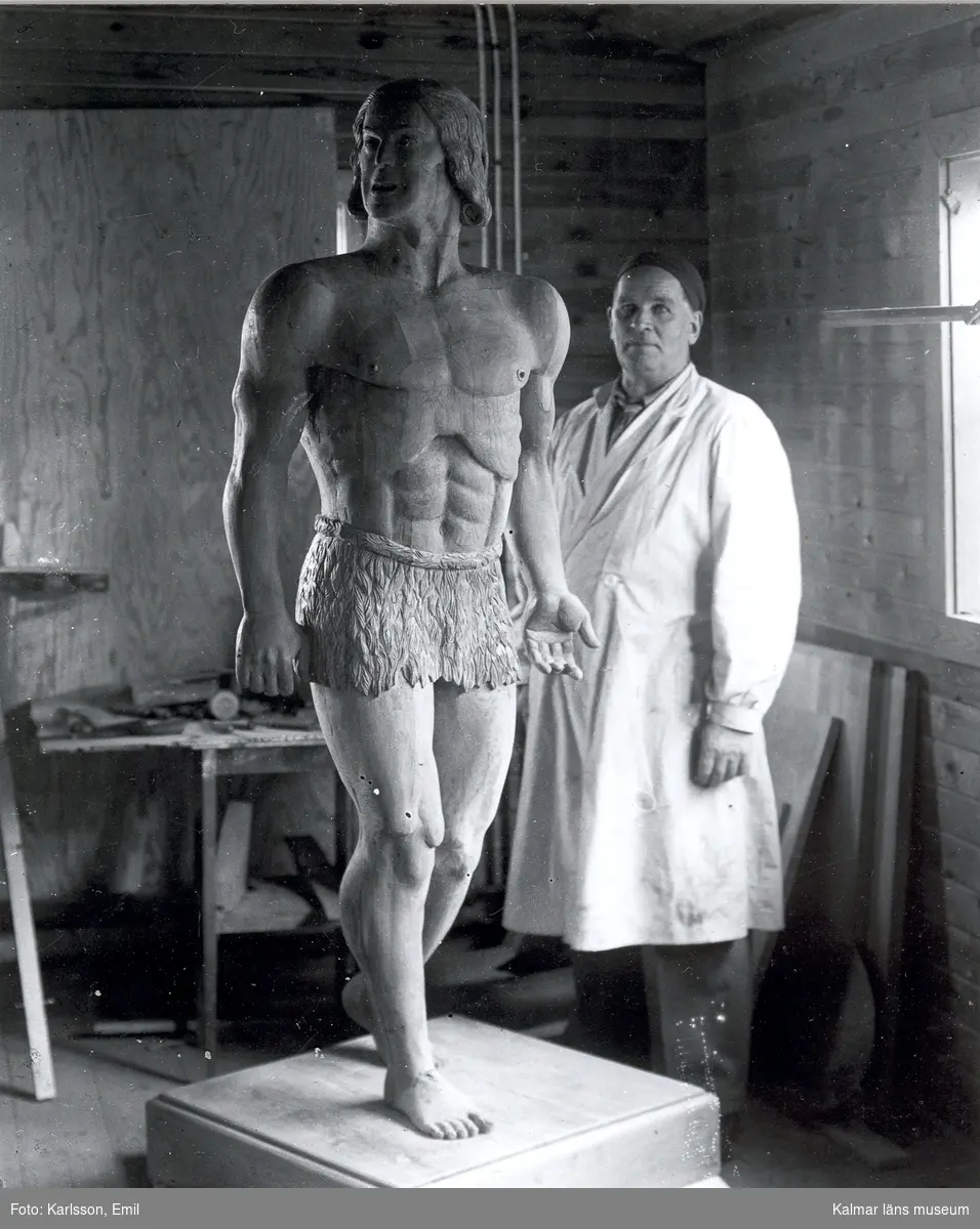 Konstnären och skulptören Otto Jansson, Mörtfors med skulpturen "Tarzan". Modell till skulpturen var Hardy Ahrland, Stockholm. Bilden tagen i möbelfabrikens lokaler.