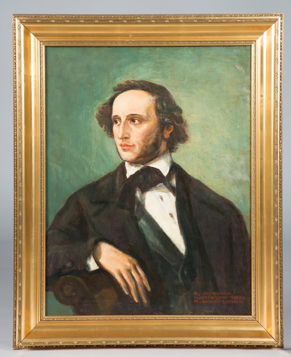 Forestiller Felix Mendelssohn Bartholdy. Fremstilt i 1/2  profil, brystbilde. Iført sort frakk. Høyre arm hviler på armlenet av en stol.
Kopi etter orig. i Leipzig.