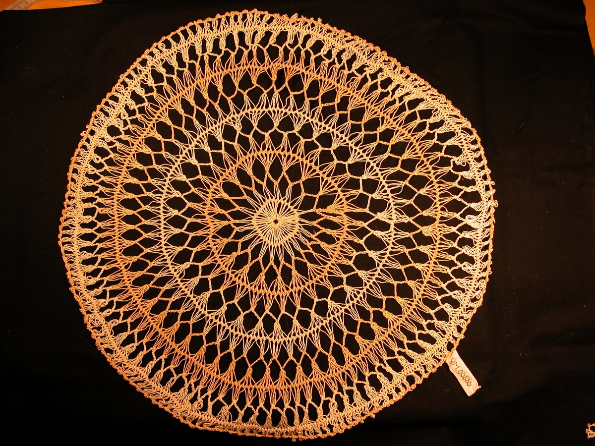 kvit sirkel i midten. Annakvar bord med beige og gulkvit rundt midten.