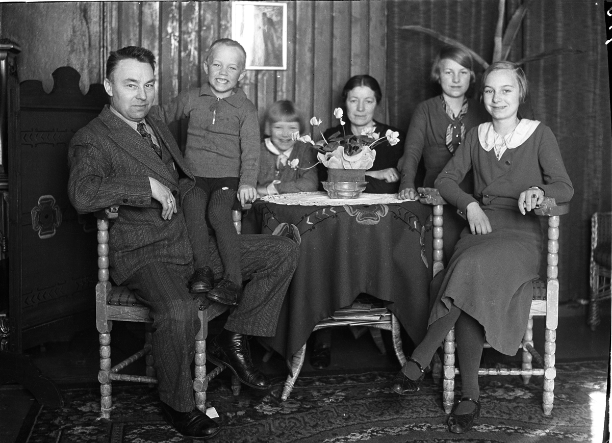 Familien Tømmerstigen på Lena, Ø.Toten, ca. 1935. Fem bilder. Personene fra venstre (gjelder bilde 1): Ole Kristian, Berthe, Marie Helene, Else, Guri, Olaf. Trolig fotografert hjemme på Søndre Valle.