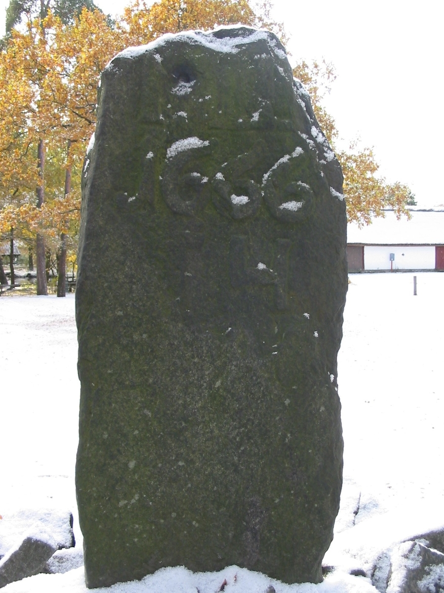 Kvartsmilstolpe i sten från 1666