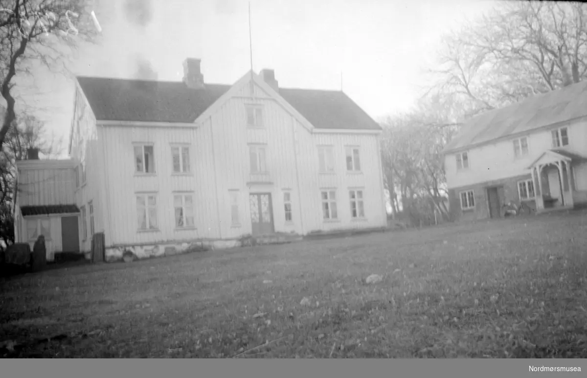 På bildet ser vi Bremsnesgården (Nr 1279) sett fra øst. Leslies hage finner vi bak huset, og ennå lenger bak Bremsnes kirke. Til høyre ser vi litt av bårstua.  Eierfamilie: Strand (2. generasjon pr 1950). Nordmøre Museum