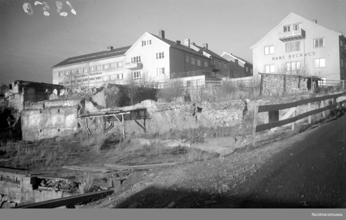 Lyhsalmenningen. I forgrunnen ser vi litt av den nye Langveien. I midten den store tomten til Sørvikgården, der Kristiansund elektrisitetsverk hadde kontor frem til 1940. Nå ryddes tomten for et annet nybygg. I bakgrunnen til venstre ser vi Ingeniør O. H. Volckmars hus, og lengere bak Brunsvikens reperbanes fabrikk (pr 2007 Rema kolonial). Pr 2007 har Tidens Krav og FG Eiendom lokaler her, i Rica hotells bygg. På 60-tallet var det skraphandler og ved-utsalg her. Nordmøre Museum