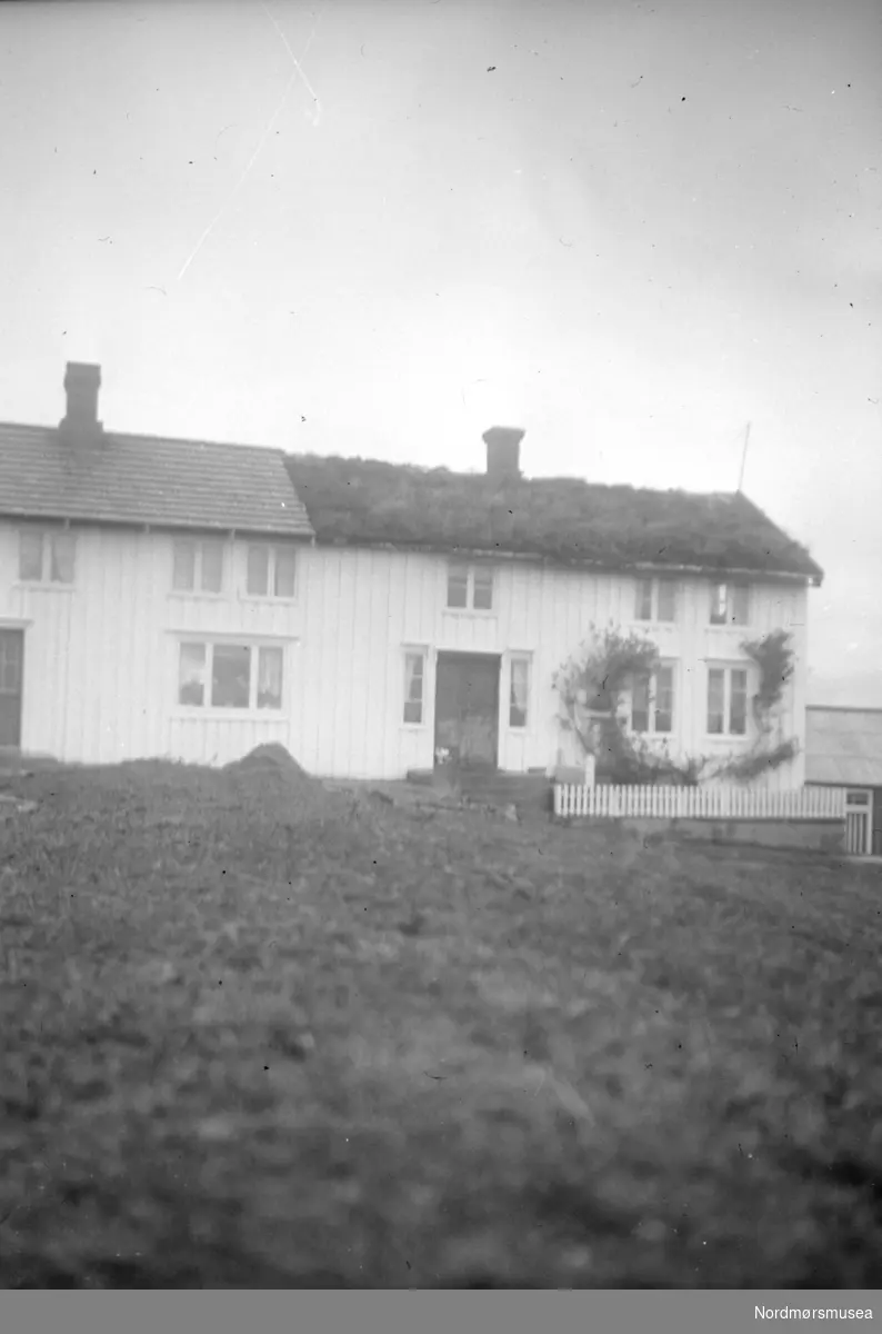 Dette er gårdsnr. 59, bruksnr 4. Den eldste hovedgården på Holberg i Steinsøysund på Smøla, bruksnr. 1, ligger på motsatt side av veien. Brukene ble skilt ca. 1905; jfr SEFRAK. Se mer om Holberg og Steinsøysund i Yderstads notater Bind 9, side 174 og utover. Her er også husets plan og historie omtalt. Bildet er datert oktober 1952. Samme bilde er å finne på fotonummer FAKf-100296.184822. Fra Nordmøre Museums fotosamlinger.