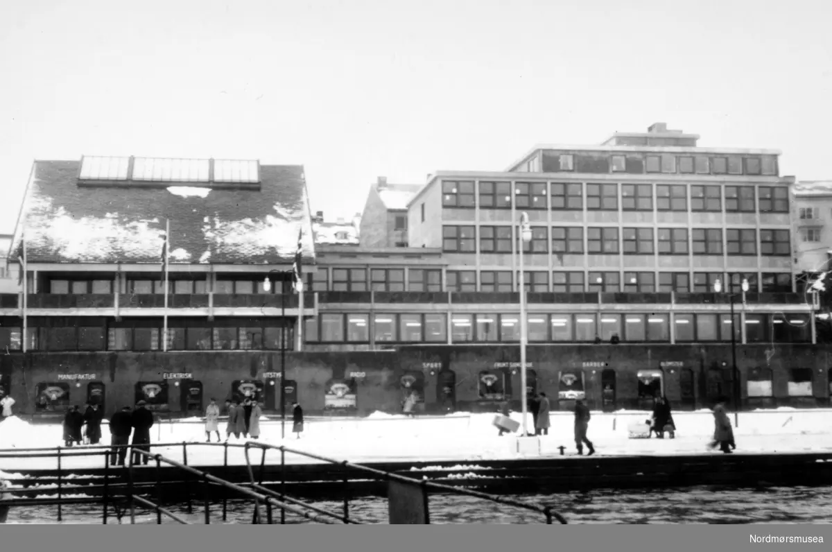 Rådhuset på Kirkelandet i Kristiansund. Eksteriørbilde, med fasade sett fra sør-øst. Rådhuset ble ferdig oppført i 1953, og arkitektene bak bygget var Molle og Per Cappelen, som vant konkuransen om oppføringen av rådhuset i 1947, med omkamp i 1948. Bygget er reist på armert betong i to volumer: En kontorfløy og en bystyresal, med det hele på en sokkeletasje. Rådhuset ble innviet 31. januar 1953, som er fotografens dato for dette bildet. (Fra Nordmøre Museums samlinger)