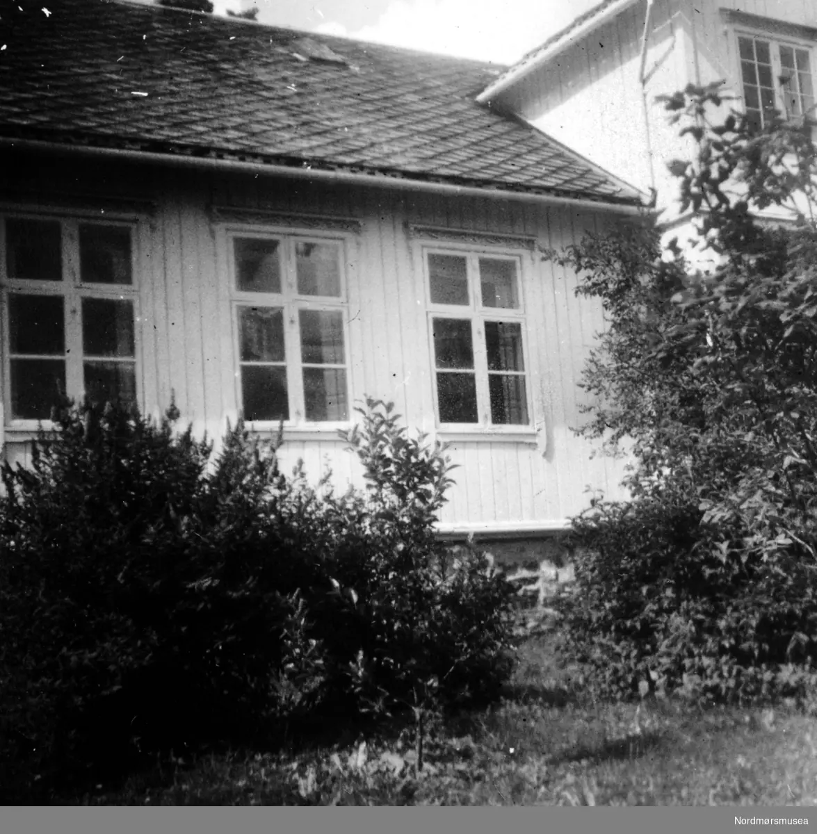Den gamle Brodtkorb-gården på Sommerro i Surnadal, nå 2000 styrerbolig for Nordmøre Folkehøgskule. Se Yderstads notater, bind 9 side 288. Vi skimter litt av den tidstypiske arkitektoningen på bygget. Fotografert fra øst, juni 1953. Fra Nordmøre Museums fotosamlinger.