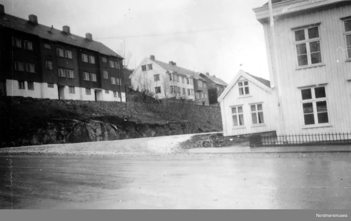 Christiegården/Håndverkerforeningen, med Schaannings gt/Kranaveien og Borgstua på venstre side. Fra Nordmøre Museums fotosamlinger.
