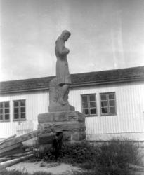 Nordre fløy av Soldatheimen med statuen i forgrunnen, i Lars