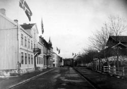 Skolegata, sett fra krysset ved Langveien. Her ser vi husene