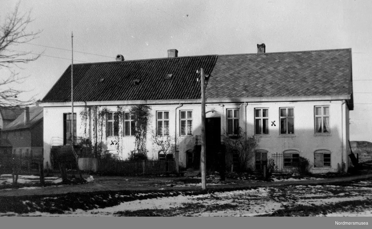 Bolighuset på Kaasbølfamiliens landsted Margrethes Fryd i Myra på Kirklandet i Kristiansund. Huset ble tatt i bruk av kommuneadministrasjonen umiddelbart etter bybrannen 1940. Senere flyttet administrasjonen til aldershjemmet i september samme år.  Huset lå der Myra barnehage ble bygd i Brinchmanns vei. Fra Nordmøre museums fotosamlinger.