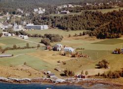 Flyfoto fra Kringsjå på Tingvoll. I venstre hjørne ser vi Se