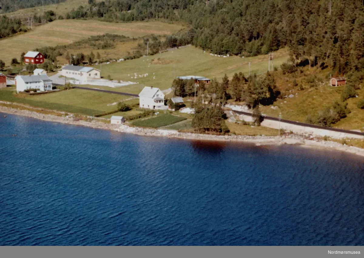 Flyfoto fra Tingvoll. Fabrikken vi ser til venstre er nå flyttet til Resset. Bildet er datert 30. juli 1963, og fotograf er Widerøe's Flyveselskap a/s. Fra Nordmøre Museums fotosamlinger
