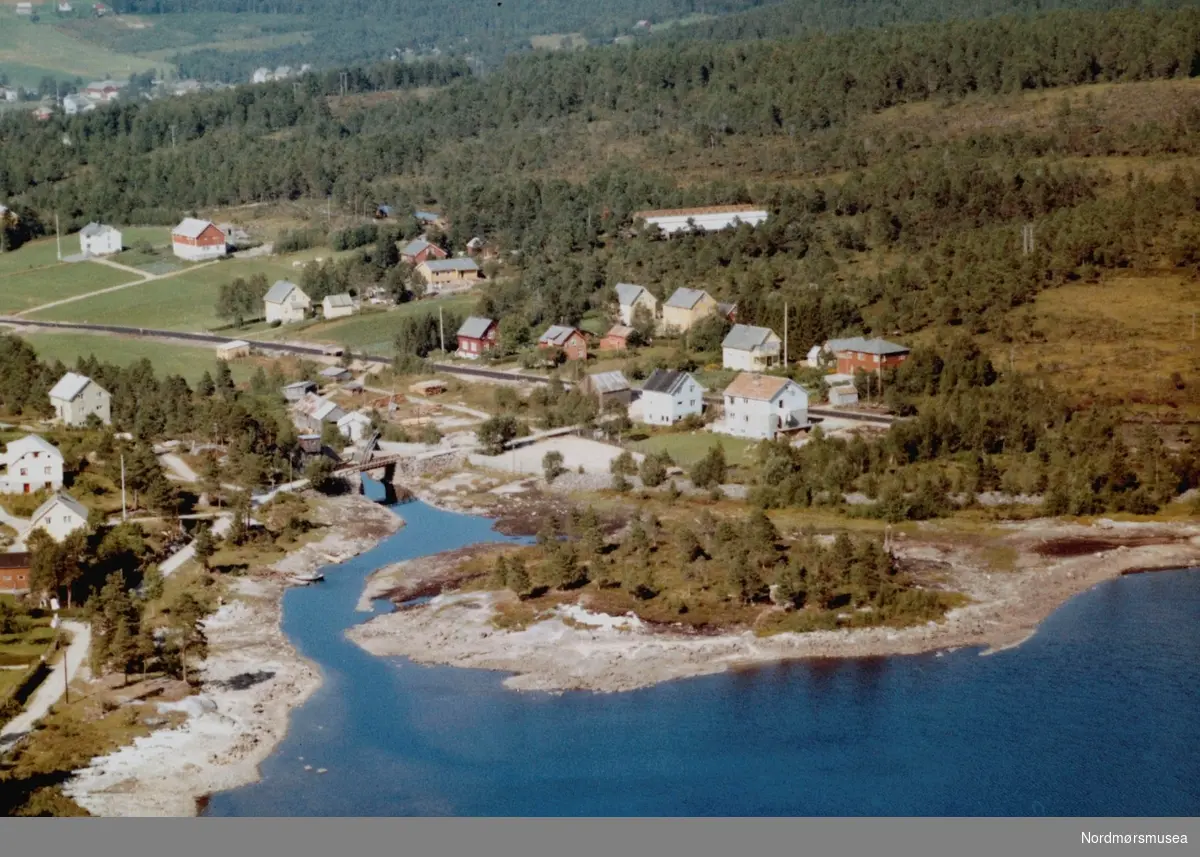 Flyfoto fra Stølen på Tingvoll. Bildet er datert 30. juli 1963, og fotograf er Widerøe's Flyveselskap a/s. Fra Nordmøre Museums fotosamlinger. /Reg:EFR2013/




