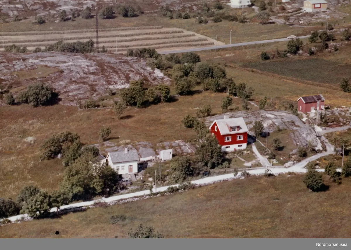 Flyfoto over huset til Konrad Kvistnes, Omagata 139 og huset til Peder Ramsøy, Omagata 137. Datering 11 juli 1962.
Nordmøre Museums fotosamling.