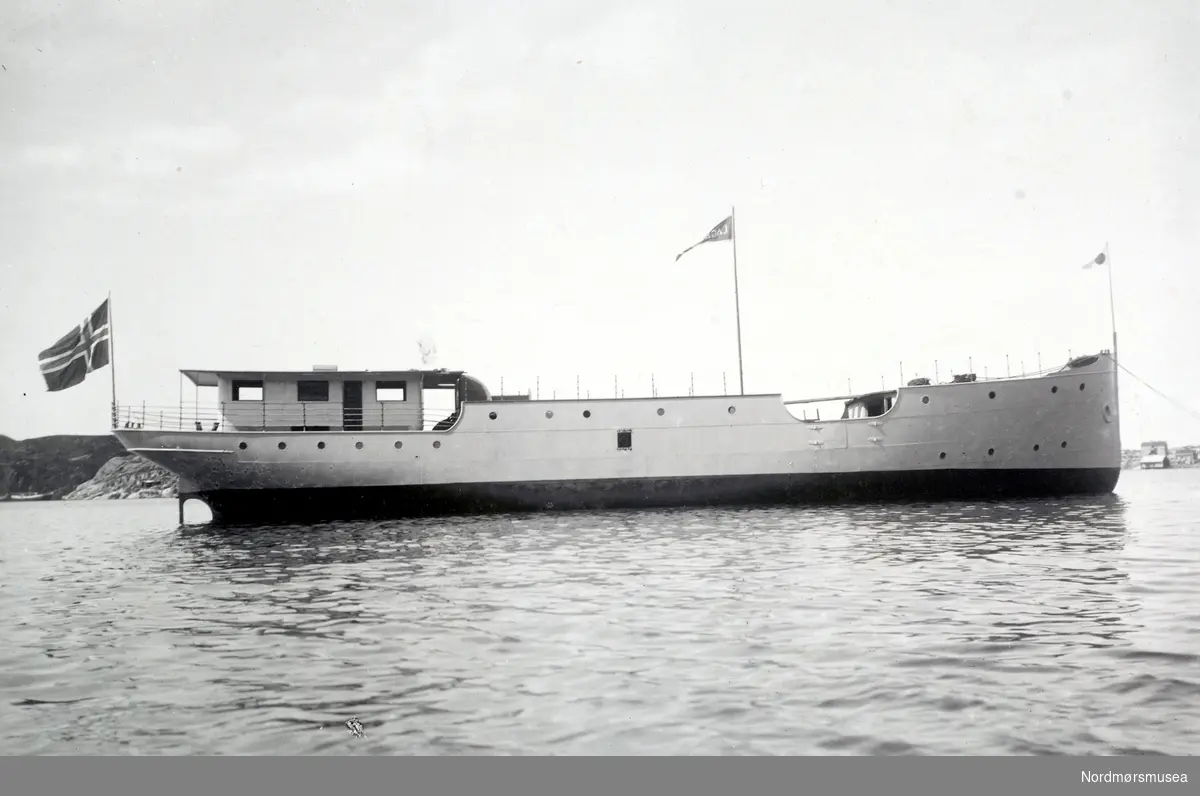 Bildet viser D/S”Lagatun” J. Storviks Mek. Verksted bnr.5 bygd for Frosta Dampskibsselskab A/S i Trondheim på Dahlesundet etter sjøsetting i 1914 på Dahle ved Kristiansund. 
Når dette skipet ble bygd ble alt til skipet produsert ved verkstedet til og med maskin og kjel og vinsjer.
Skipet hadde følgende hoveddimensjoner: Loa 116`/Lpp 108,2`x B 19,2`x D 8,3` og en tonnasje på 179 bruttoregistertonn.
D/S”Lagatun” ble klinkbygget i stål og en 3-sylindret ekspansjonsdampmaskin på 242 ihk, med verkstedets produksjonsnr.9, og gjorde 10 knop. Den første fører av D/S”Lagatun” var kaptein Grenne og ikke lenge etter ble Ole Wold fra Aure skipper.
I 1939 ble det installert elektrisk annlegg om bord.
I slutten av mars 1940 var det en del dramatikk da kaia i Vanvikan sviktet på grunn av stor belastning av reisende med fartøyet. Heldigvis ble ingen skadet.
I november 1945 kolliderte D/S”Lagatun” med en tysk motorbarkasse mellom Lofjord og Vågen.
Barkassen sank, men de 30 tyskerne om bord ble reddet. I januar 1958 ble Frostad Dampskibsselskap A/S fusjonert med Fosen Trafikklag og gikk i samme rute.
”Lagatun ble tatt ut av ordinær rutedrift 23. mai 1958, men ble senere brukt som reservebåt, inntil den i 1962 ble solgt til A/S Bil & Maskin (A. Adolfsen) i Trondheim og rigget om til lekter og fjernet dampmaskinen.
I 1963 ble den solgt til Jens Bye, Fevåg/Trondheim and omdøpt til ”Tambur” og brukt til trening ved eierens verft Frengen Slip & Motorverksted, Stjørna. Omgjort til bruk som fraktebåt i tillegg til andre formål og fikk en tonnasje på 164 bruttoregistertonn og en dødvekt på 210 tonn, og fikk installert ny Caterpillar dieselmotor på 245 bhk.
Etter ombyggingen ble den i februar 1965 solgt til Ivar Grøtting, Åfjord som frakter med navnet ”Grøtting”.
Eier fra desember 1965 ble Jens Bye, Fevåg.
Solgt i januar 1966 til Johan Hammer, Lysøysund og omdøpt til ”Tamburfjell” og gikk i frakt for Felleskjøpet i Trondheim.
Solgt igjen i oktober 1983 til P/R Tamburfjell – Arvid J. Laastad, Grønnøy & Allex Nielsen, Bodø/Trondheim.
Solgt i august 1990 til Arne Hetlevik, Haus, Arild Karlsen & Norvald Lunde, Stamnes & Ansgar Kleiveland, Garnes/Trondheim og brukt som fraktebåt.
Solgt 31. august 1992 til Roald Leon Lambrechts, Sollund/Trondheim.
Solgt igjen i mai 1993 til Good Star Shipping Co. (Dan-Axel Hàgg), Kingstown, St. Vincent, for 150.000,- kr.
I 1997 ble den solgt til Richard Javier Palacio Epiayu, Puerto Cortes, Honduras/Puerto Cortes, Panama.
Slettet fra norsk skipsregister i april 1997, men observert i bruk i Aruba i september 1997.
Bak båten ses Teistholmen og Gomalandet.
(Info: Peter Storvik). Foto av lystyachten Lagatun etter sjøsettingen ved Storvik Mekaniske verksted på Dale, Nordlandet i Kristiansund. Legg merke til at overbygget er ennå ikke ferdig. Bildet er trolig fra 1914. Fotograf er Ole Olsen Ranheimsæter. Fra Nordmøre museums fotosamlinger.