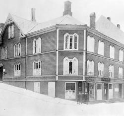 Bladet ";Express";'s forretningsgård i Skolegata 10 på Kirke