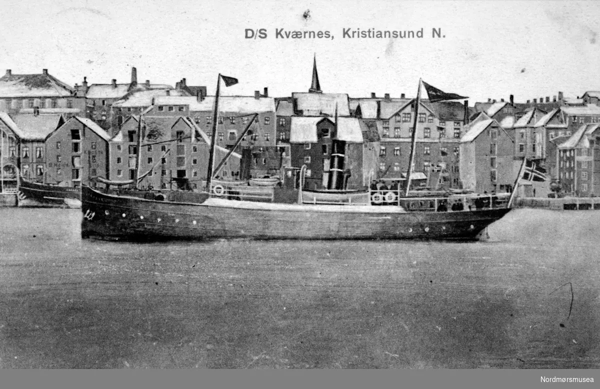Bildet viser rutedampbåten D/S "Kværnes 2" tilhørende Kværnes og Grip Dampskibsselskap i Kristiansund . "Kværnes" var et skonnert dampskip med hoveddimensjoner : L 96,2 fot x 
B 18,1 fot x D 7,1 fot og tonnasjen var på 101,55 BRT / 35,91 NRT og bygget i 
Kristiansand S i 1906. Tonnasjen endret seg med ombygginger først i 1913  til 103,57BRT / 41,70 NRT, dernest  i 1933  til 133,51 BRT / 71,67 NRT.
Den ble solgt  til Møre Fylkes Ruteselskap i 1921 og i september 1964 ble skipet solgt til hugging hos Toralf Strøm i Kristiansund. Skal være kaptein Hovde som er utgiver. Info: Peter Storvik. --
D/S Kværnes ute i havnebassenget i Kristiansund, med Kirkelandet i bakgrunnen. Utgiver av kortet er Kaptein Hovde, D/S Kvernes. Fra Nordmøre Museums fotosamlinger.